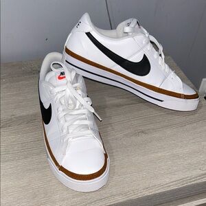 Men’s sz 8.5 Nike Court Legacy White and Black Sneakers with Brown Trim